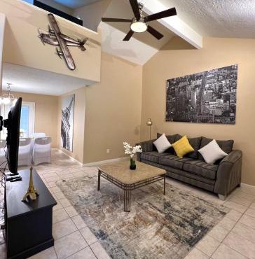 Centrally located Houston Retreat! Sleeps 8, 10 Min to Downtown, Free Parking