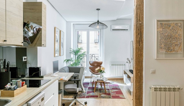 Centrally located in one of Madrid’s trendiest barrios, this spacious first floor 2-bedroom apartment is the perfect launchpad to explore life in the city.
