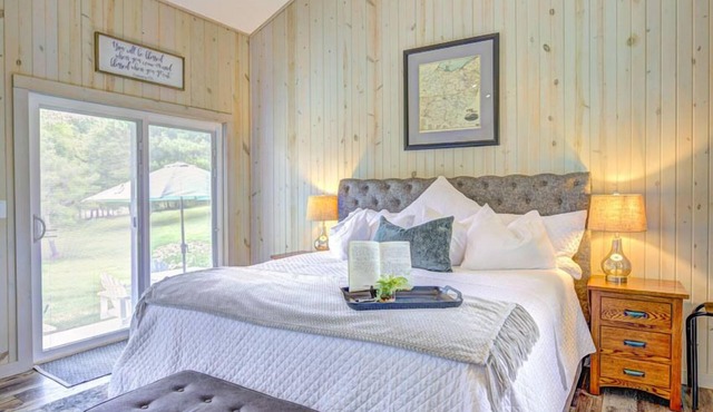 Centrally located in the heart of Hocking Hills, minutes from hiking & shopping