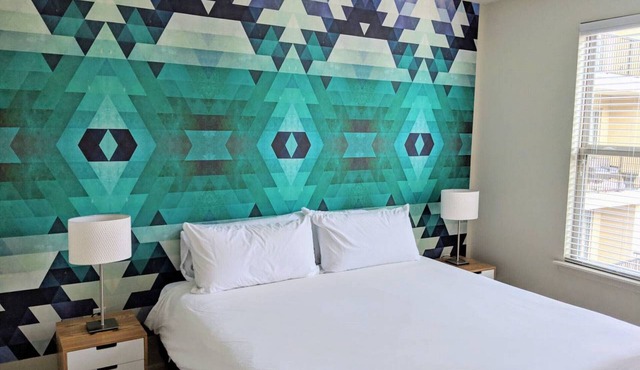 Centrally located in Uptown Charlotte. Gym, Pool and Free Parking. Walk everywhere!