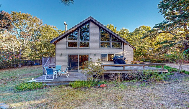 Centrally located Island getaway with bike path access, patio, W/D, & games