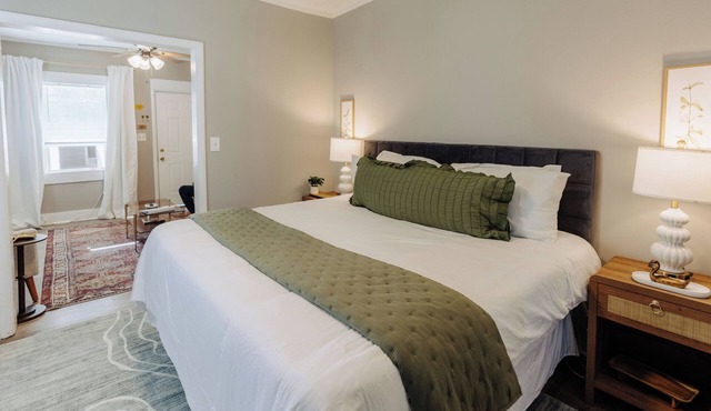 Centrally Located King Bed Midtown Crosstown 1434