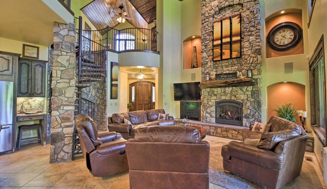 Centrally Located: Lavish Pinetop Paradise!