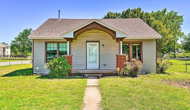 Centrally Located Lawton Home: Dogs Welcome!
