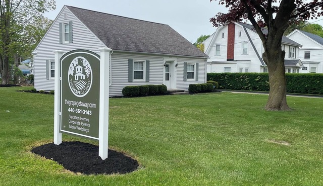 Centrally located local wineries, GOTL, and Spire. Walk to winery, coffeehouse