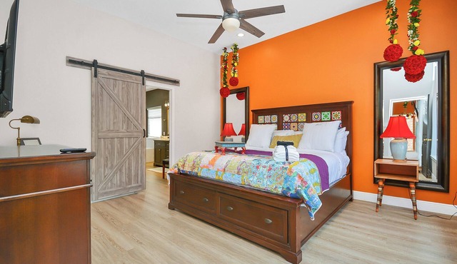 Centrally located Luxury Home Big Backyard 800 Mbps WiFi 10 Med Center Top golf