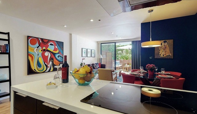 Centrally Located Modern Luxury, Walking Distance to UCLA, Westwood