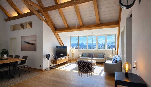 Centrally located, modern Loft w/Lake & Mountain views. Free Parking, Fast wifi
