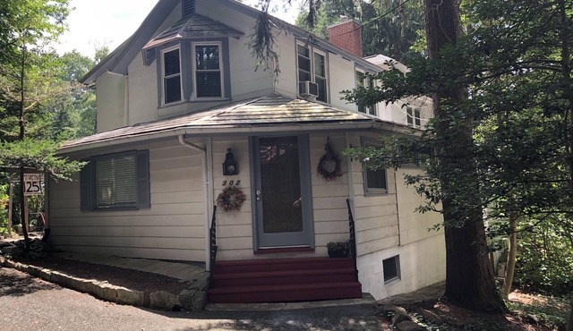 Centrally located Mt Gretna cottage with 3 bedrooms and 2 full baths