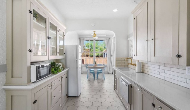 Centrally located near The U of A- go Wildcats!
