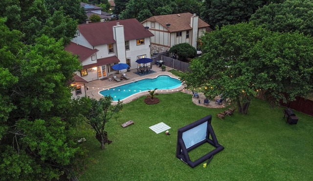 Centrally Located Oasis: Pool, Fire Pit, Game Room, Pets, Huge Yard