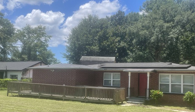 Centrally Located Pensacola Home. Modern Gem!! 9 miles to beaches.