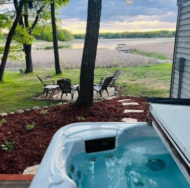 Centrally located - Perch Lake Bungalow - Hot-tub!