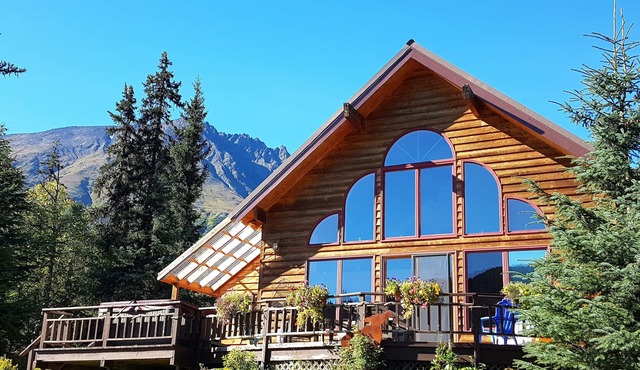 Centrally Located Private Awesome View Custom Chalet. Bonus Hot Tub
