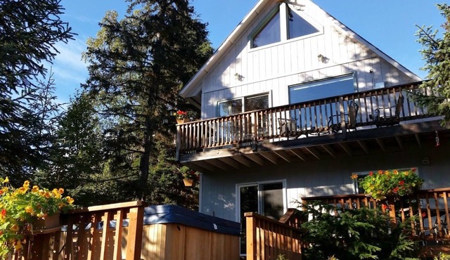 Centrally Located Private Chalet with amazing views! Bonus: Hot Tub