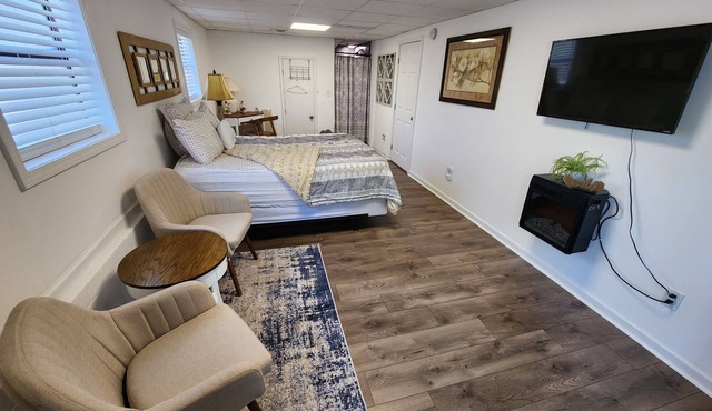 Centrally located private spacious getaway, queen bed and fast internet.