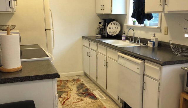 Centrally located, quiet, beachy vibe, 2-bedroom apartment with WiFi