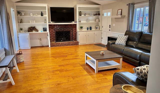 Centrally located retreat in Louisville! New hottub! Driveway and garage parking