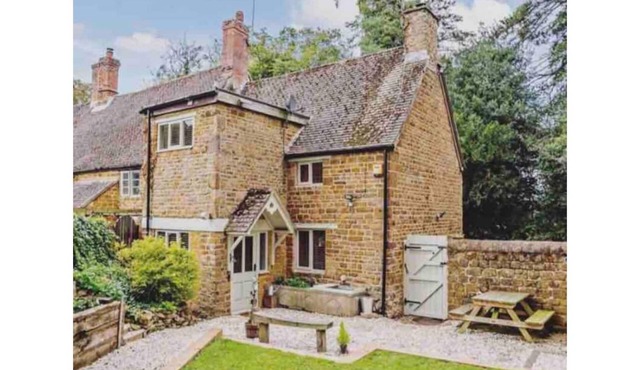 Centrally Located stone cottage with Log Burner