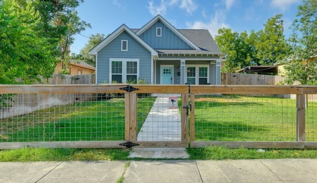 Centrally Located Stunning 3BR 2BA Near Downtown