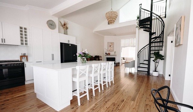 Centrally Located Spacious & Luxurious Cottage