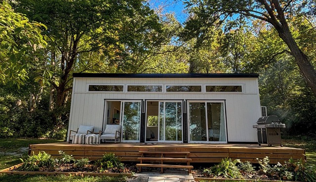 Centrally located St. Louis and Arch view. Complimentary water,wine & breakfast