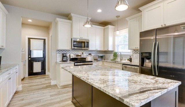 Centrally Located Stunning 3BR 2BA Near Downtown