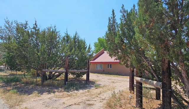 Centrally-located, sweeping mountain views!