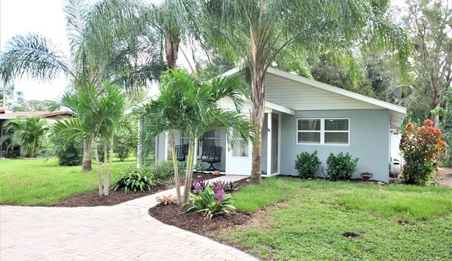 Centrally located to shopping & 10 Minutes to the Beach!