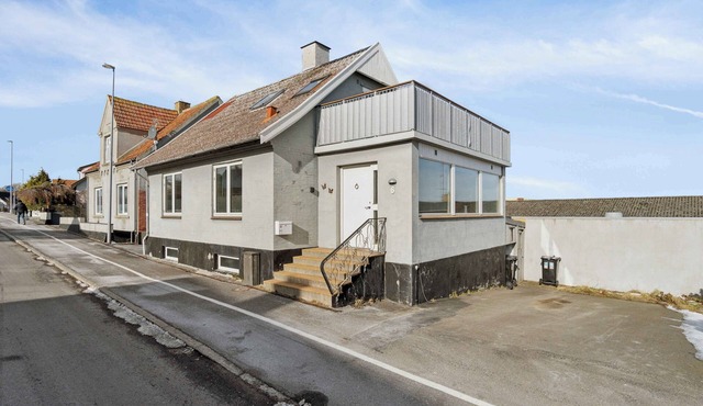 Centrally located townhouse with portseaviews