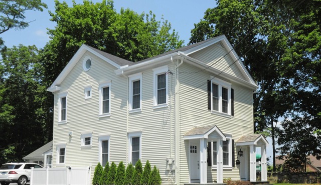 Centrally Located Townhouse - Hotel Alternative -close to town - Pet friendly