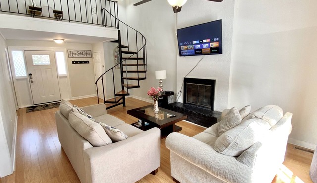 Centrally Located Townhouse! Spacious 4 BR Near Beaches and Downtown.