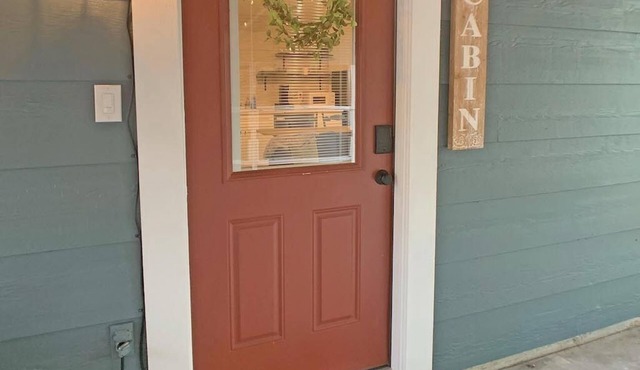 Centrally Located Urban Cabin 1Bedroom KING bed