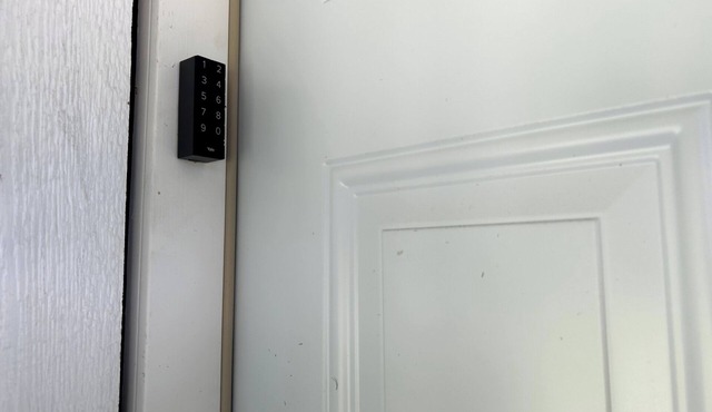 Centrally Located Updated 3King w/dedicated office + Apt