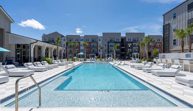 Centrally Located Luxury Apartment w/Pool & Fire Pit
