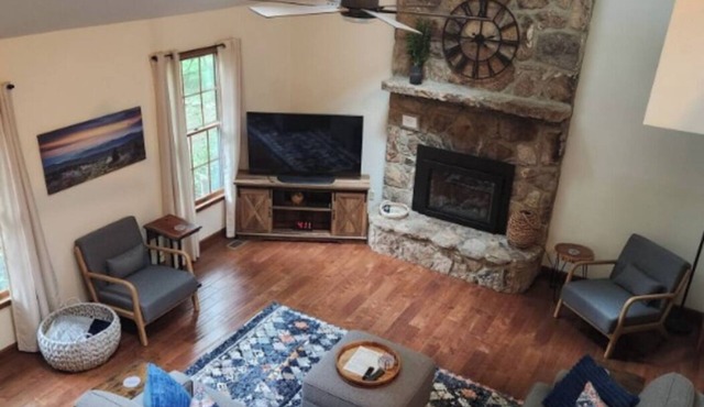Centrally located retreat in Massanutten Resort. Hot tub and game room!
