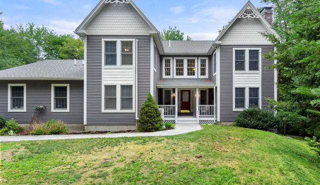 Centrally located to Acadia & Bar Harbor. Fast Wifi, Privacy, Garage, Deck, A/C!