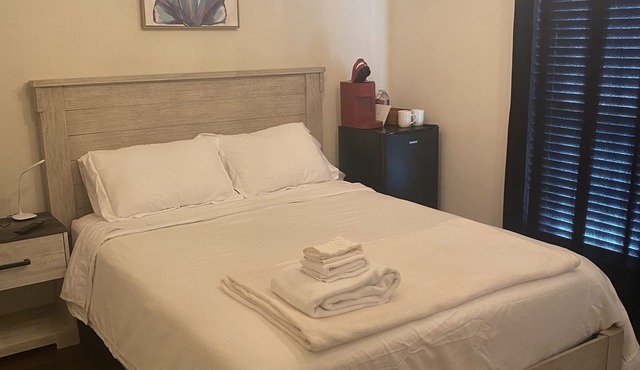 Centrally Located and 10 Minutes to Airport Single Room with private bathroom