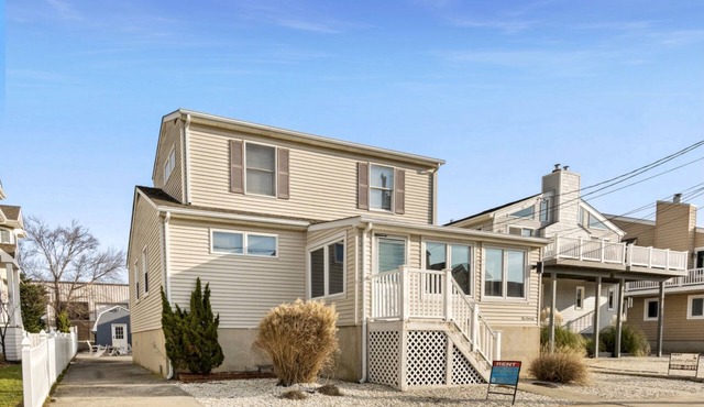 Centrally located block, walking distance to beach, bay, bars and restaurants, supermarket and beautiful park. Beach is only one of two that is surf beach in all of Stone Harbor.