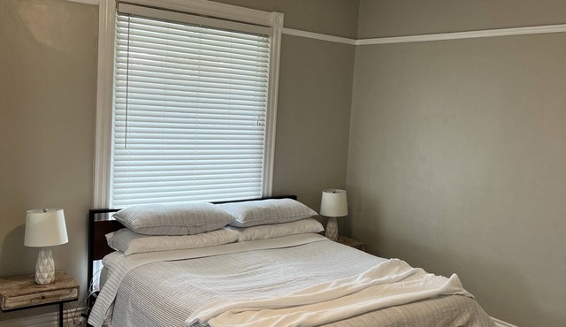 Centrally located, very walkable to bars and restaurants. 7 minutes to Downtown!