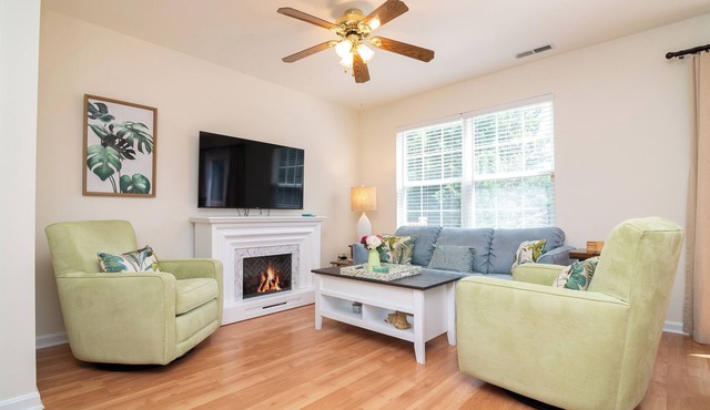 Centrally Located w/Deck, 4 TVs, Fireplace, 2 Desks, Linens, Games, Wi-Fi & W/D
