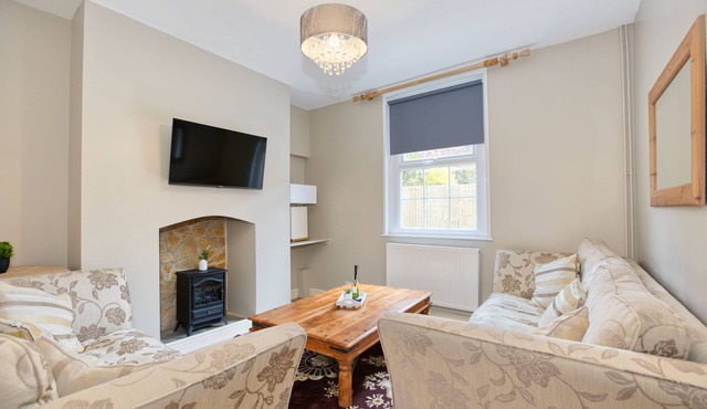 Centrally Tucked Away Private 4bed - Free parking!