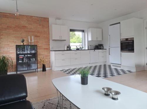 Centralt beliggende hyggeligt byhus med 8 sovepladser 130m2 med pejs