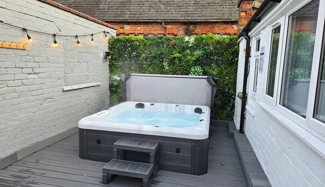 Centre Apartment - Sleeps 2 & Roof Top Hot Tub