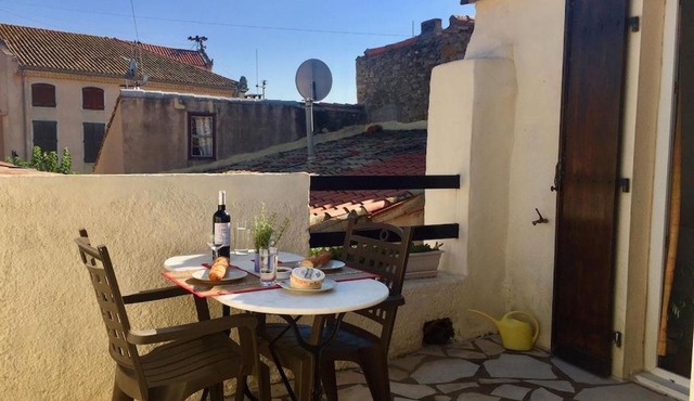 Centre of Olonzac, 2 bedrooms & private sunny rooftop terrace