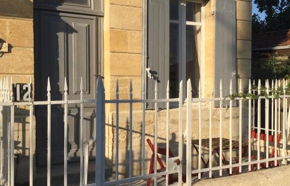 Centre ville, rue tranquille proche SNCF et commerces