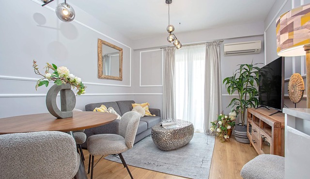 Centric Apartment with Terrace and Parking. Amira