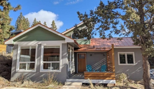 Century Chalet - Tons of Light & Amazing Location!