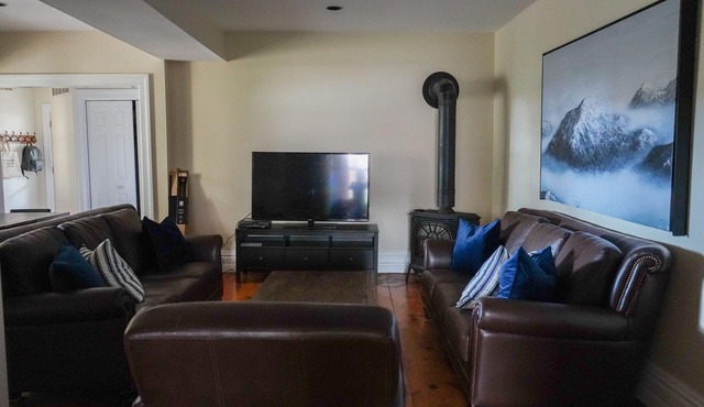 Century home 3 bed with Gas Fireplace/fenced yard and 5 minute walk to Broadway