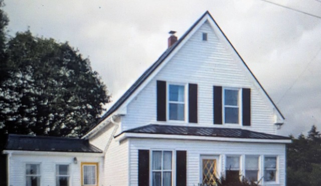 Century home by the Bay of Fundy. nHandy to local attractions. Pets welcome!